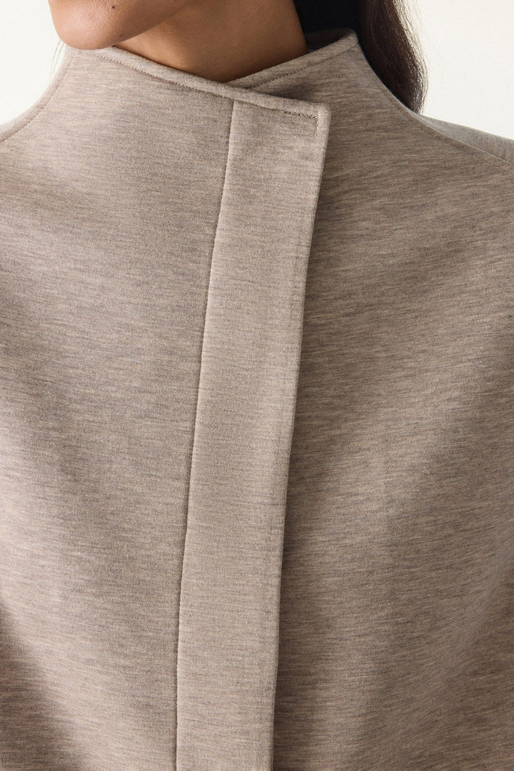 Cropped jacket with collar