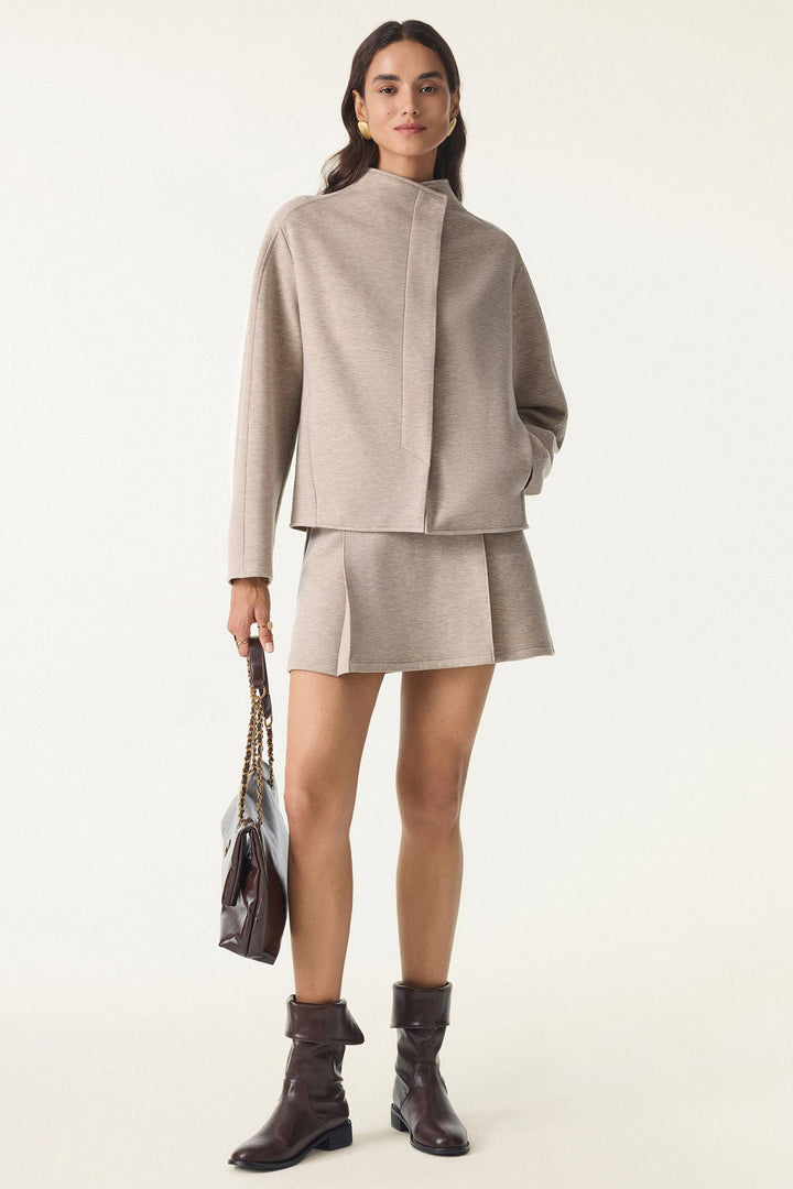 Cropped jacket with collar